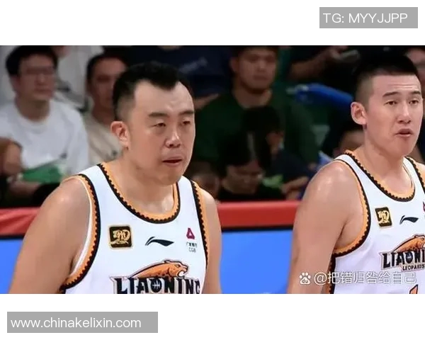 打篮球时意外遭遇黑男明星的幽默互动与精彩瞬间分享